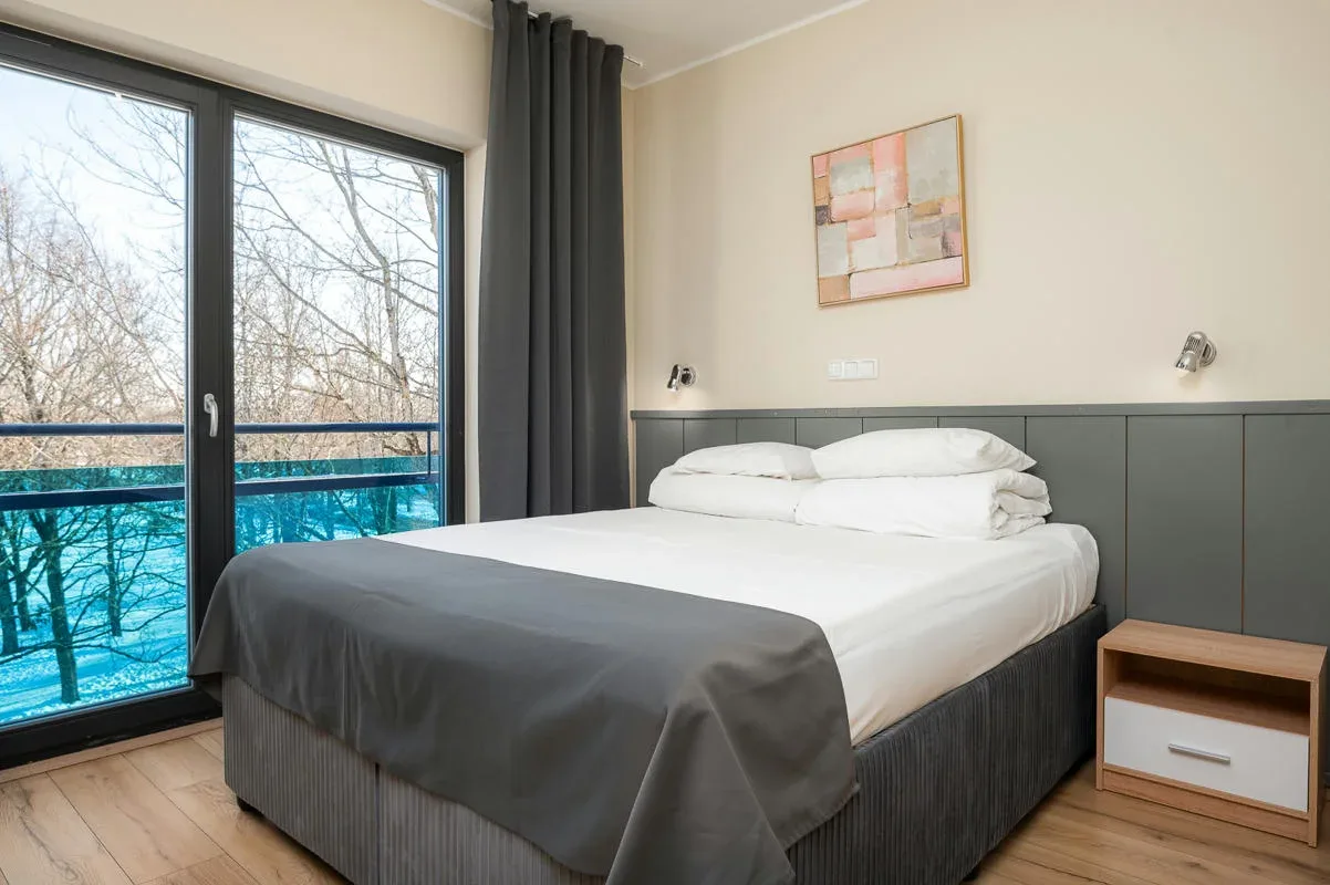 Habitación doble estándar con cama amplia y sofá cama