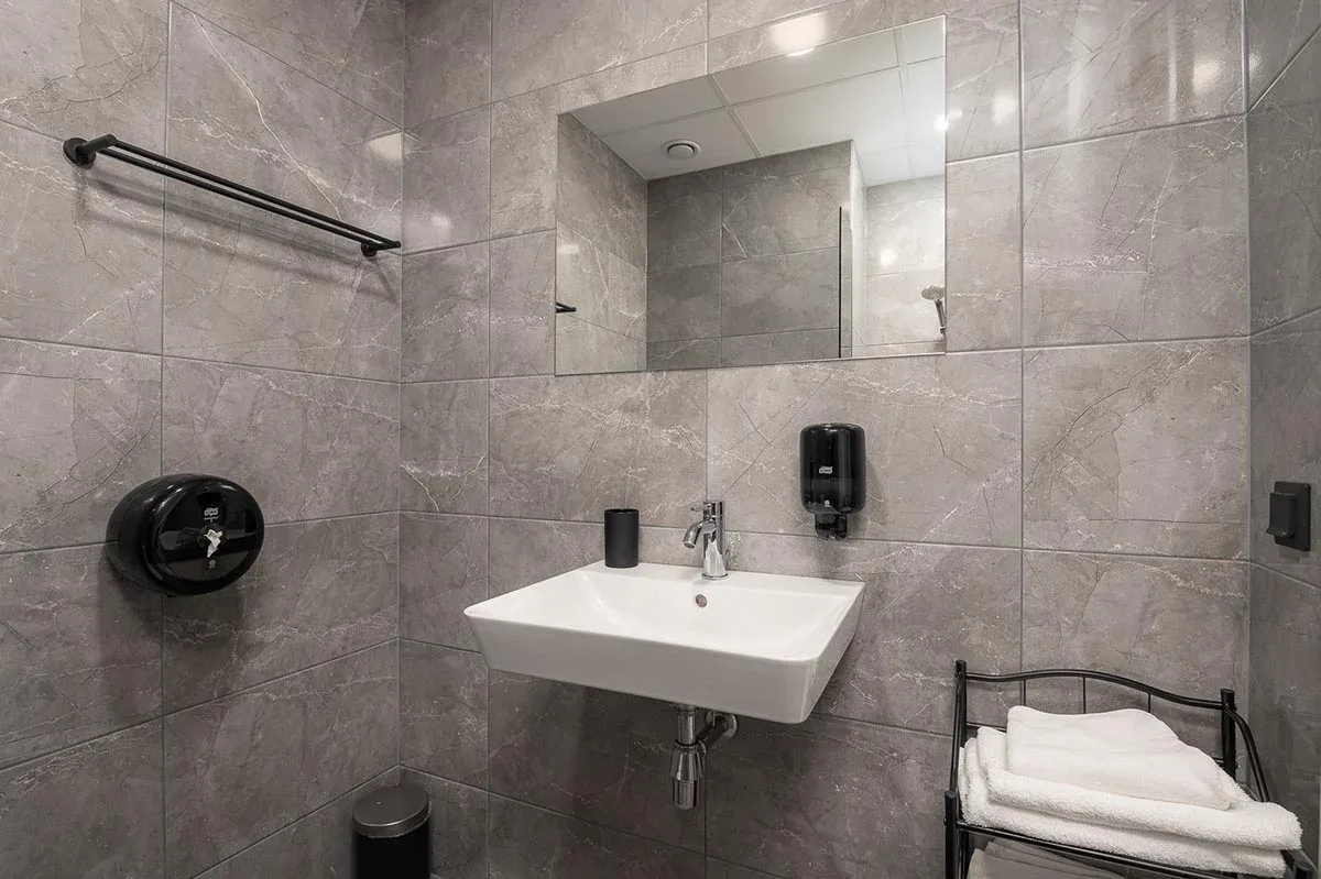 Habitación doble con una cama amplia