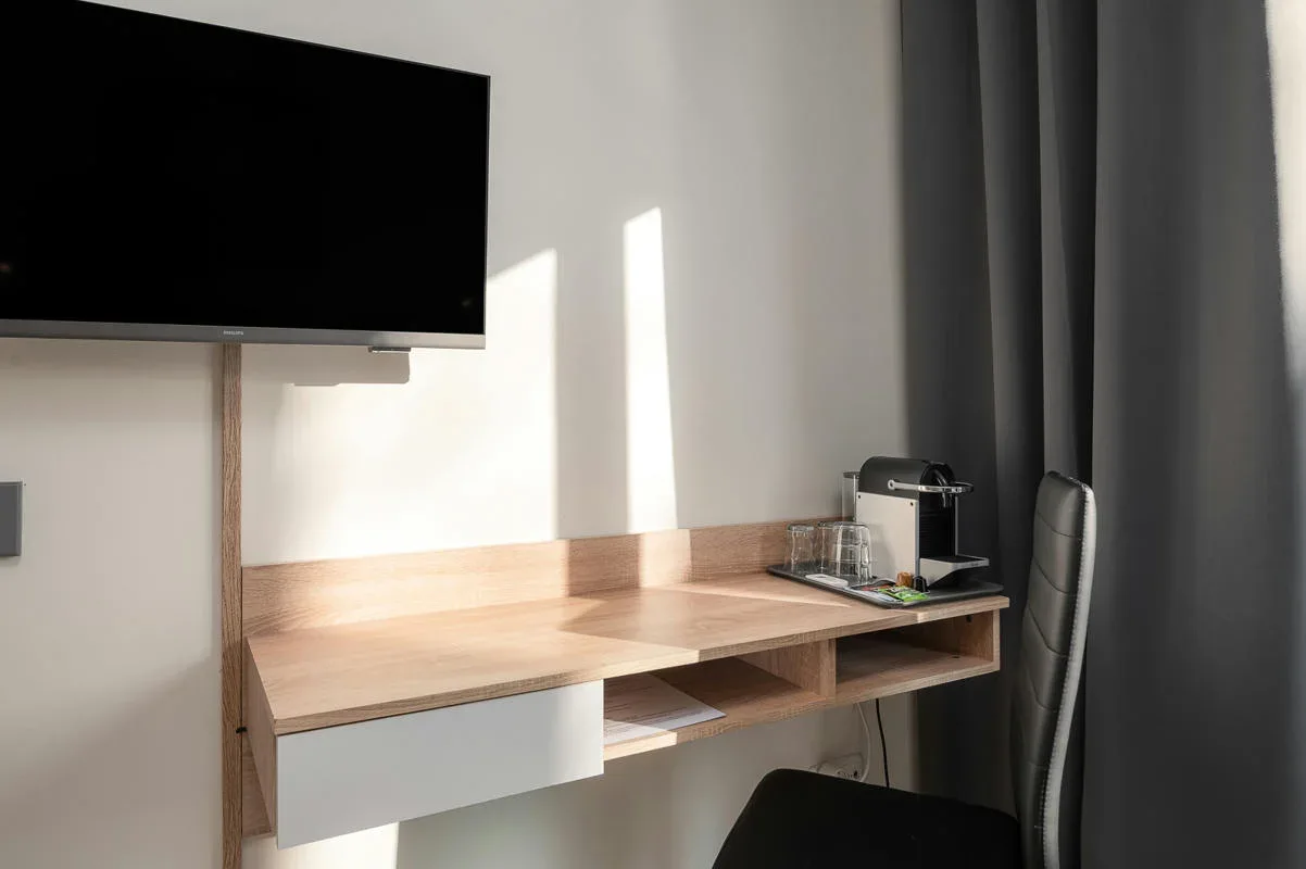 Habitación doble estándar con cama amplia y sofá cama
