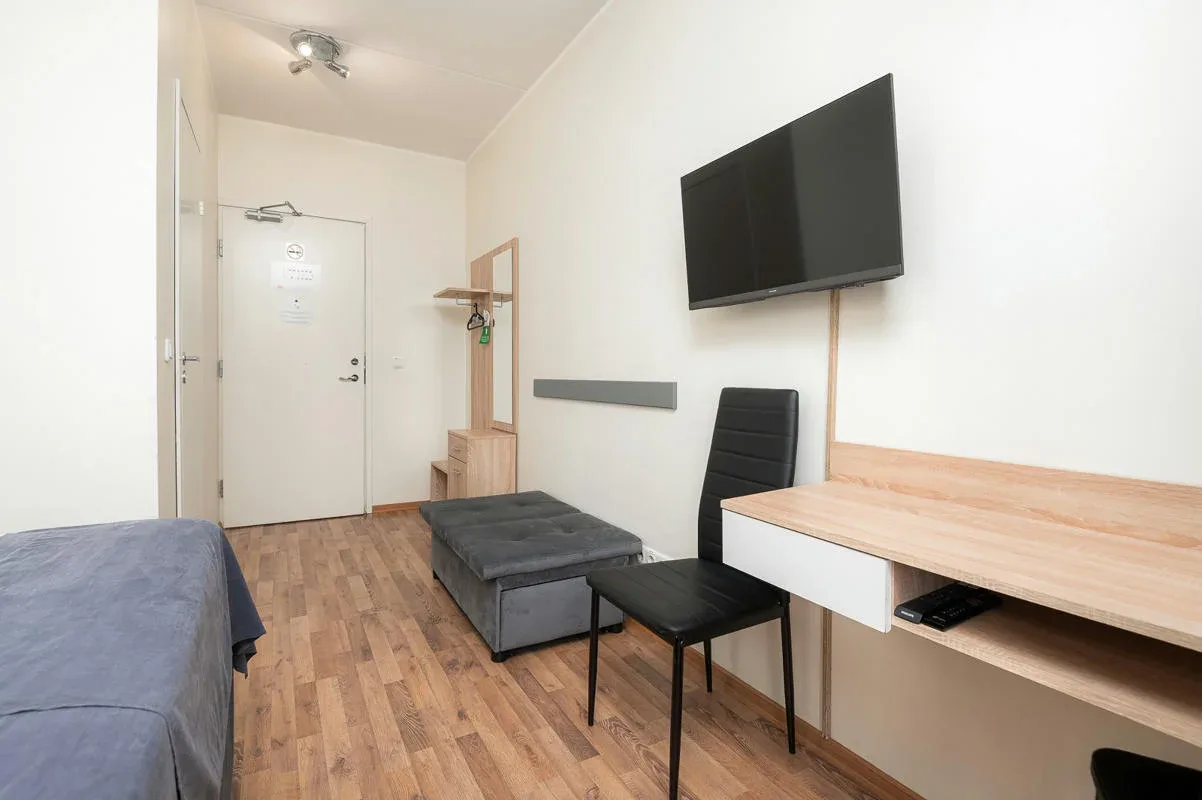 Habitación doble estándar con cama amplia y sofá cama