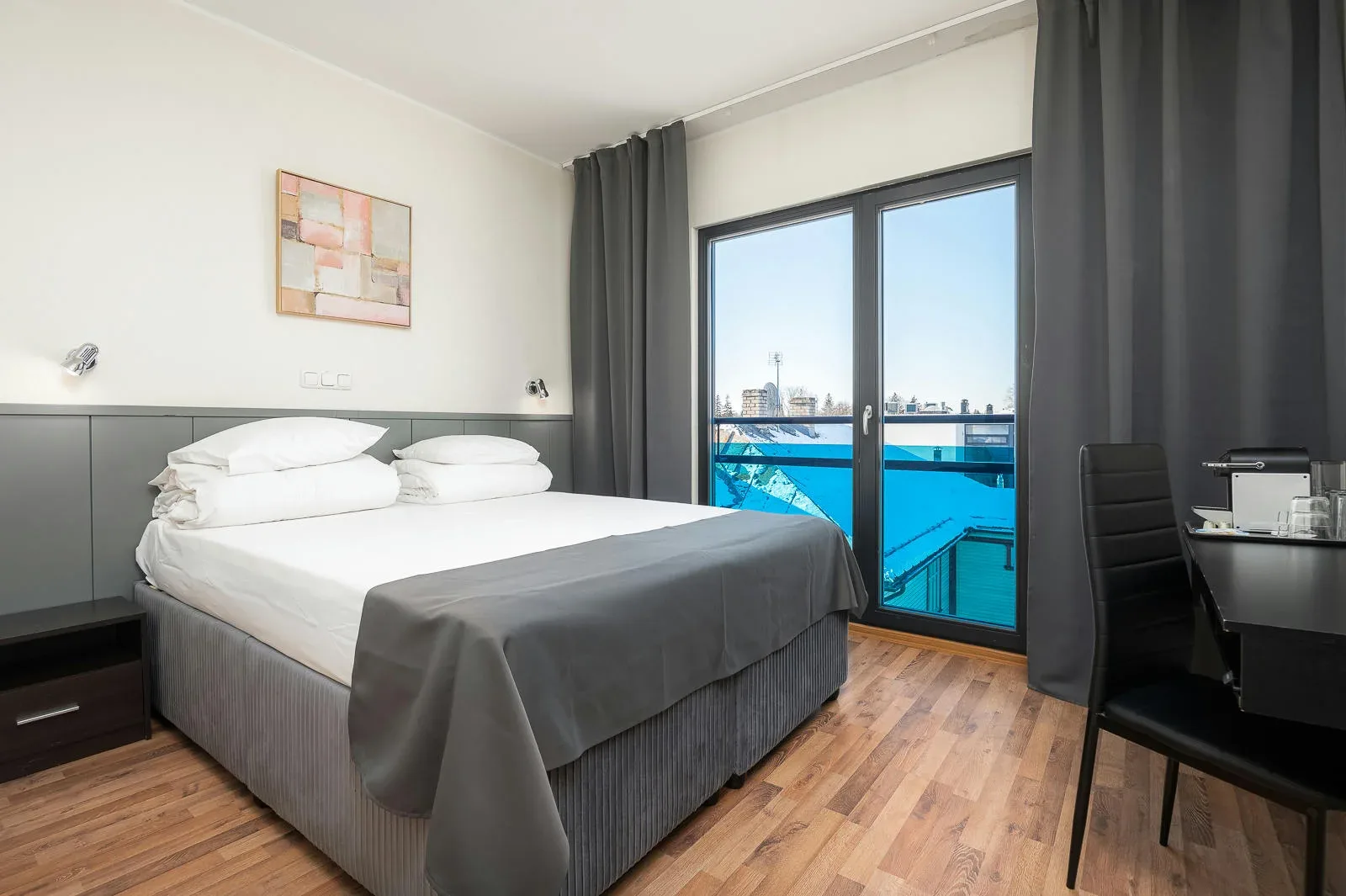 Habitación doble con una cama amplia