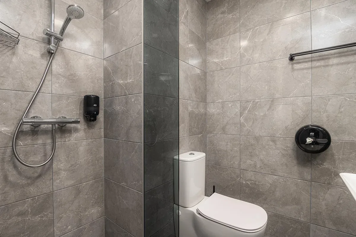Habitación doble con una cama amplia