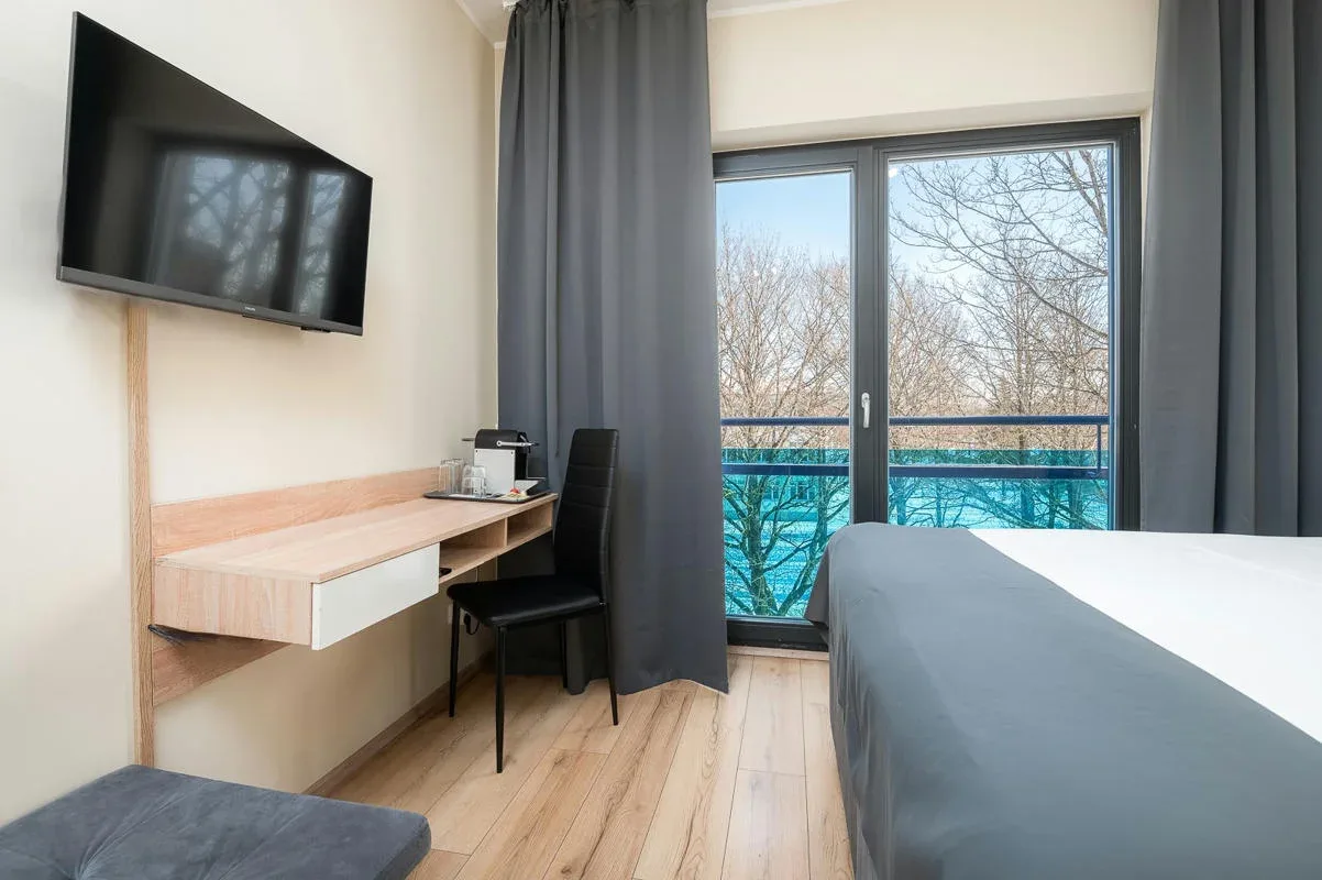 Habitación doble estándar con cama amplia y sofá cama