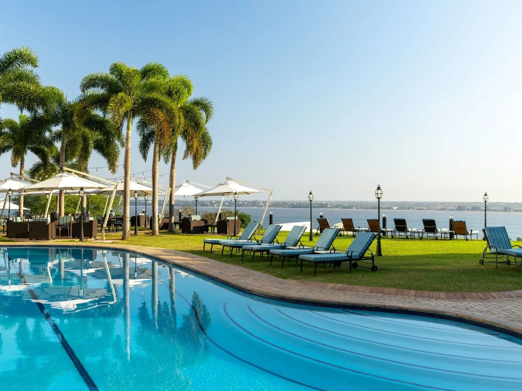 Jardín superior y piscina del Cardoso Hotel