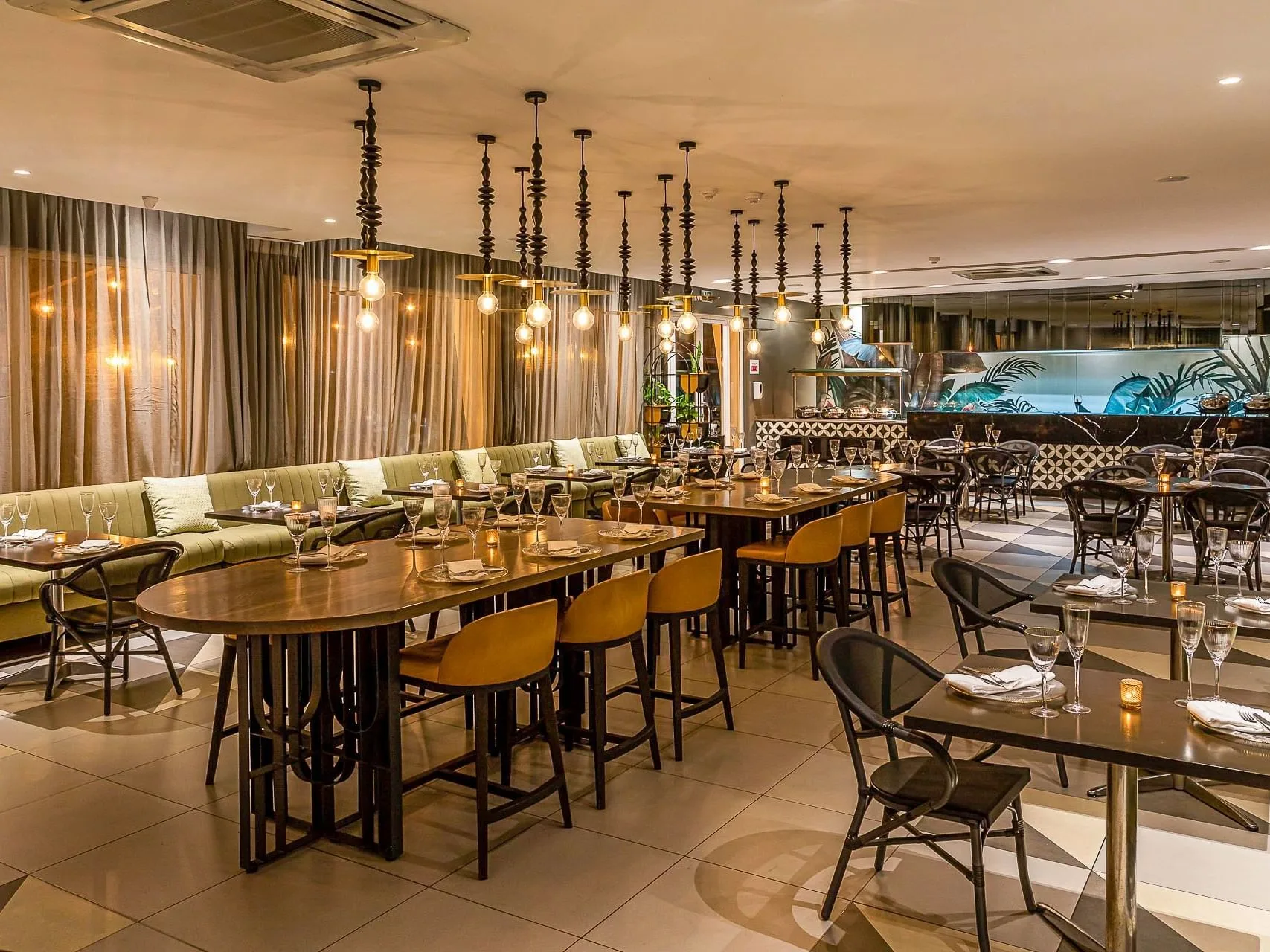 Mesas de comedor dispuestas en el restaurante Fimma del Cardoso Hotel