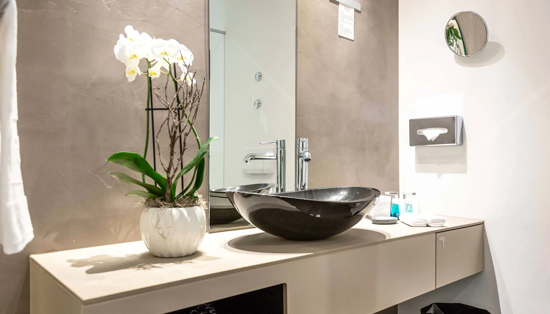 Baño de la habitación del hotel
