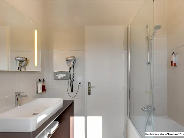 Bathroom in sea-view double room 201