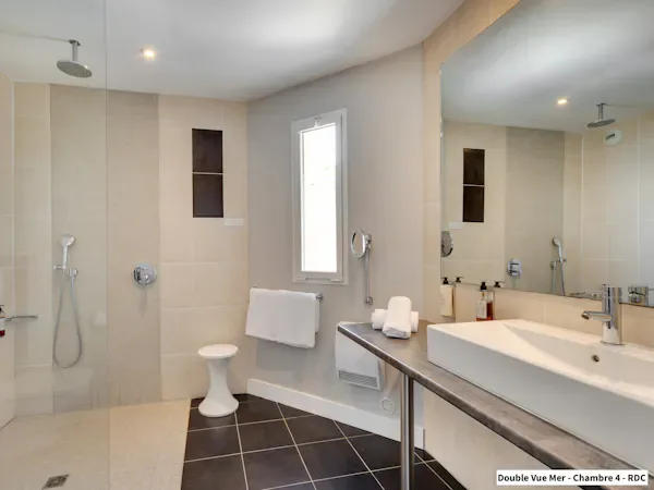 Bathroom in sea-view double room 4