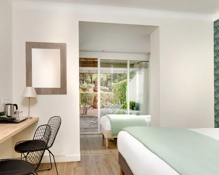 Habitación triple con vistas al jardín