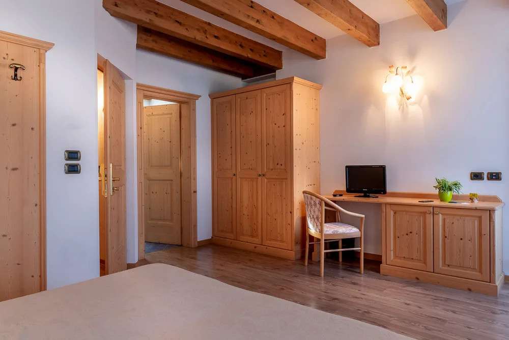 Habitación superior con cama doble y sofá.