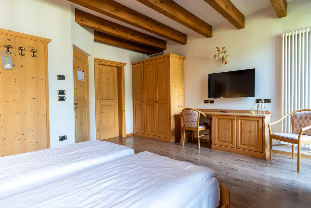 Dormitorio estándar con muebles de madera.