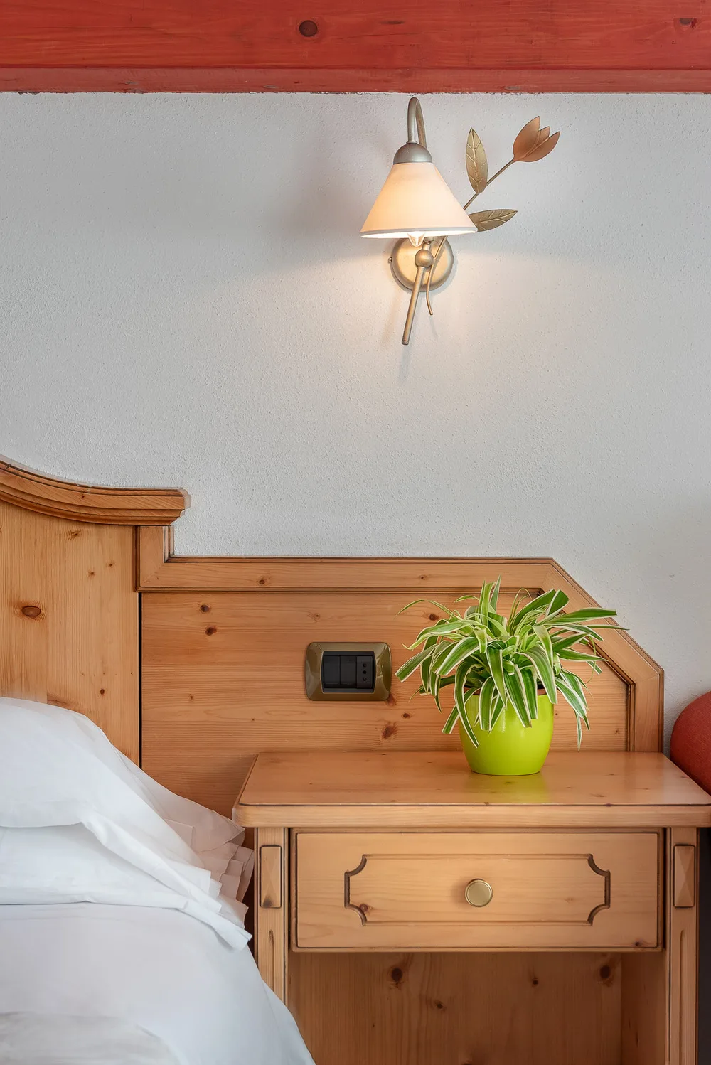 Dormitorio económico con armario y cama doble.