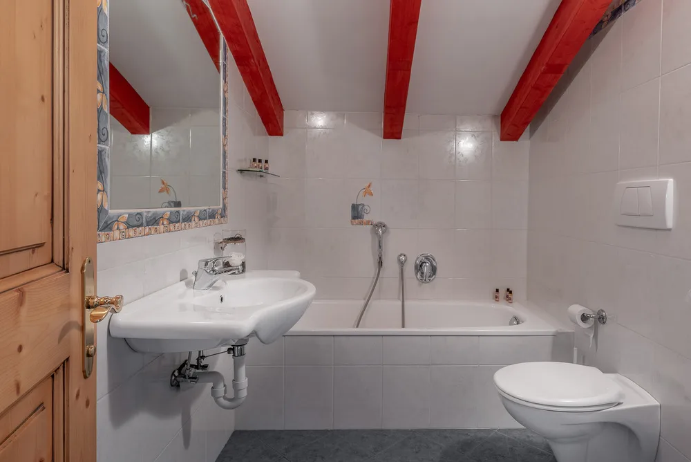 Baño de la habitación superior con bañera y lavabo.