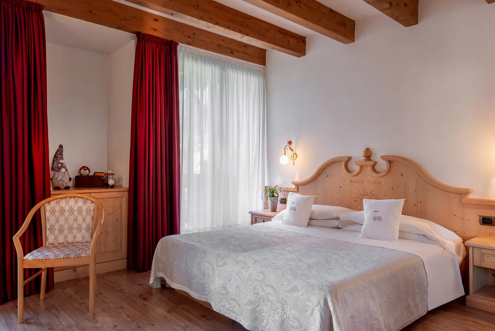 Dormitorio estándar con vigas de madera a la vista.