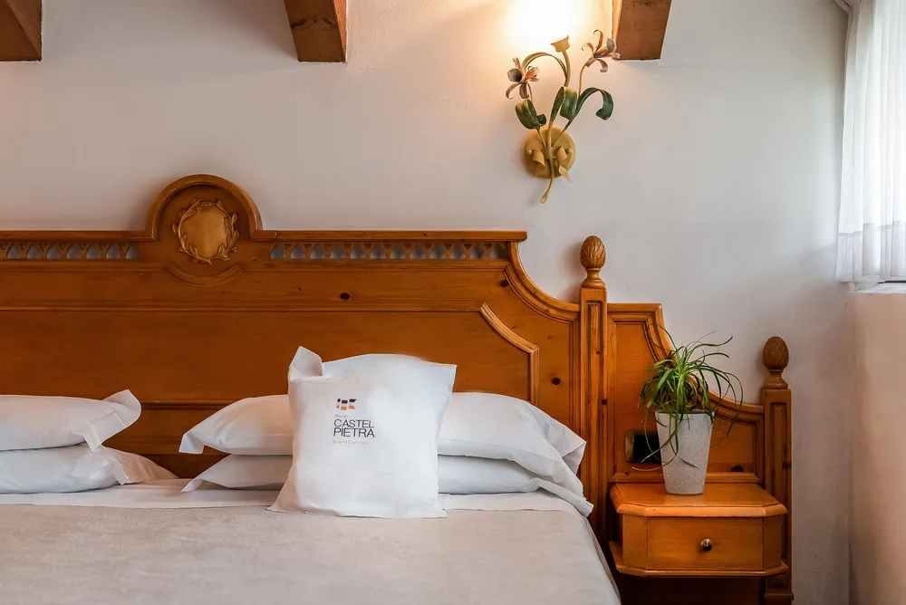 Dormitorio estándar con balcón y vistas a la montaña.