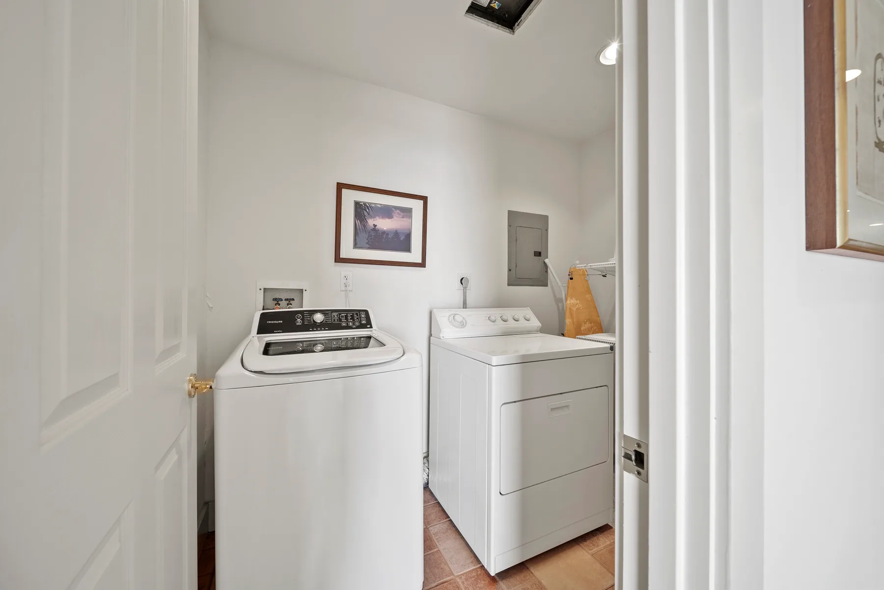 A laundry room with a washing machine and dryer.
