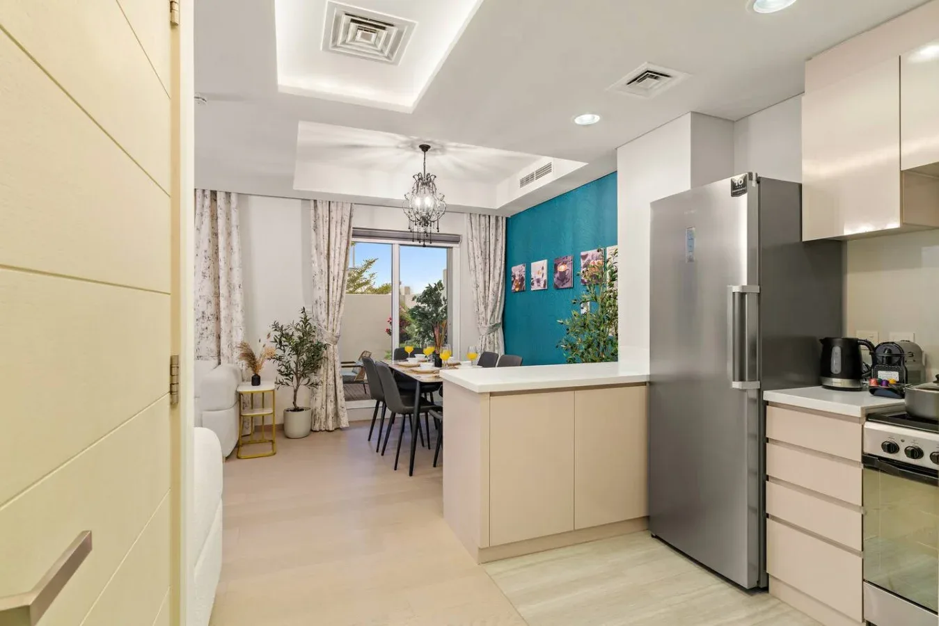 Cocina y comedor de planta abierta con una barra central y una mesa de comedor.