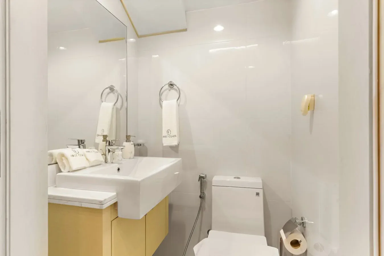 Un baño luminoso con lavabo y sanitario.