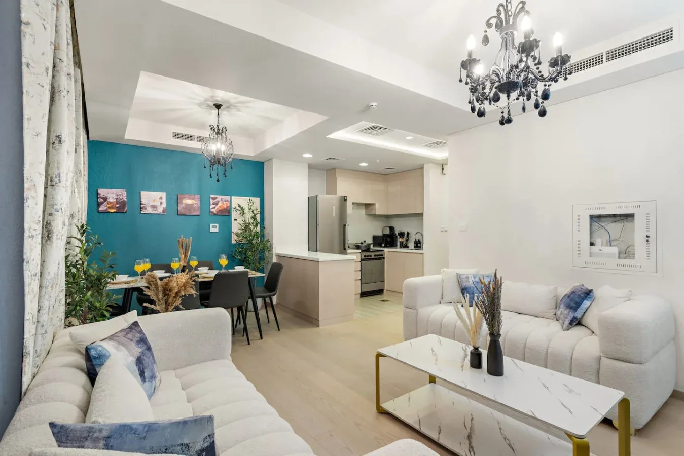 Una sala de estar con asientos y un comedor junto a la cocina.