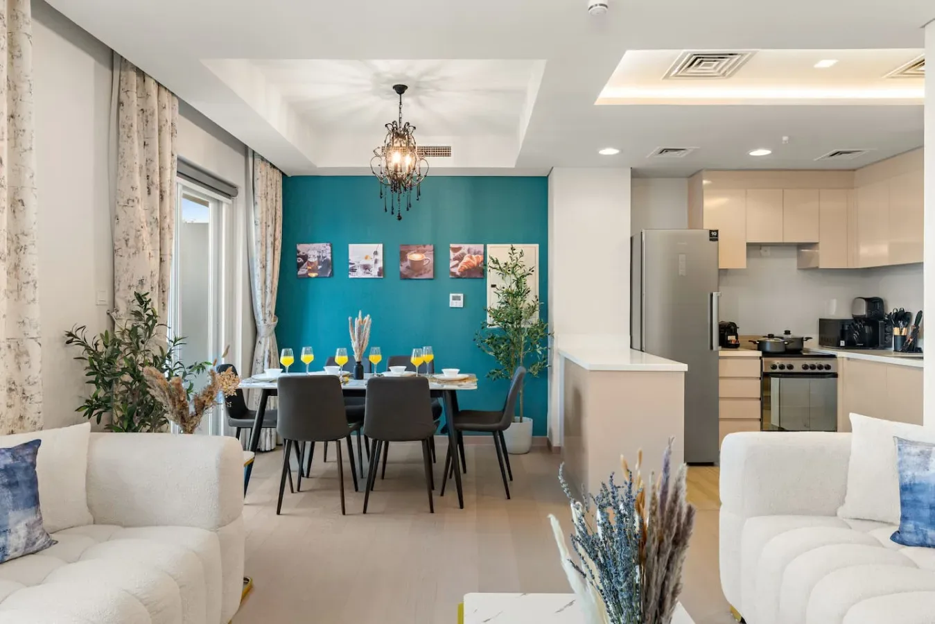 Una sala-comedor de concepto abierto, con la cocina a la vista.