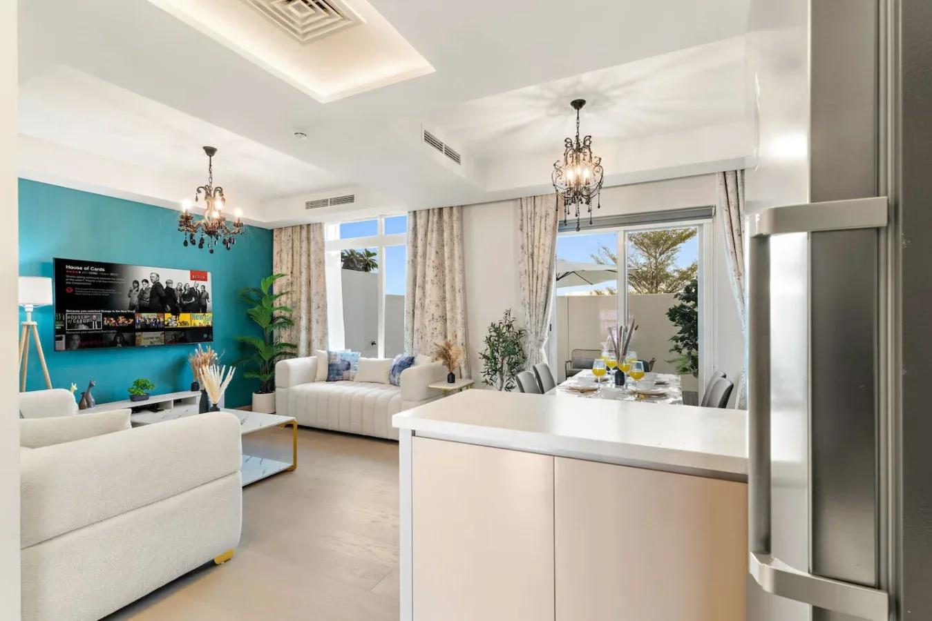 Una luminosa sala de estar y comedor de espacio abierto, con isla de cocina y ventanas amplias.