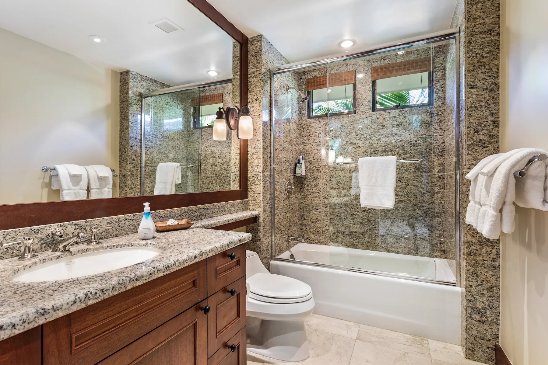 Un baño con lavabo, inodoro y bañera con ducha.
