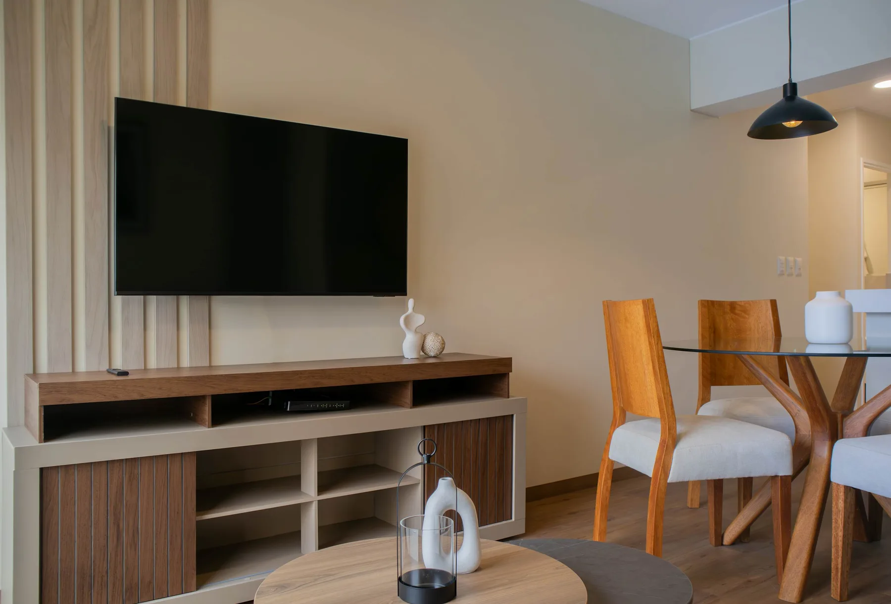 Modern 2BR w/ Scenic Balcony Close to Kennedy Park