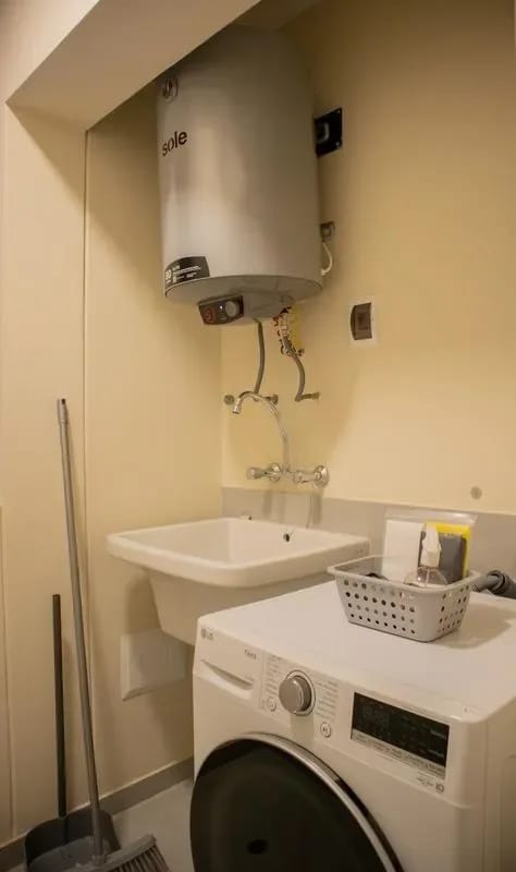 Modern 2BR w/ Scenic Balcony Close to Kennedy Park