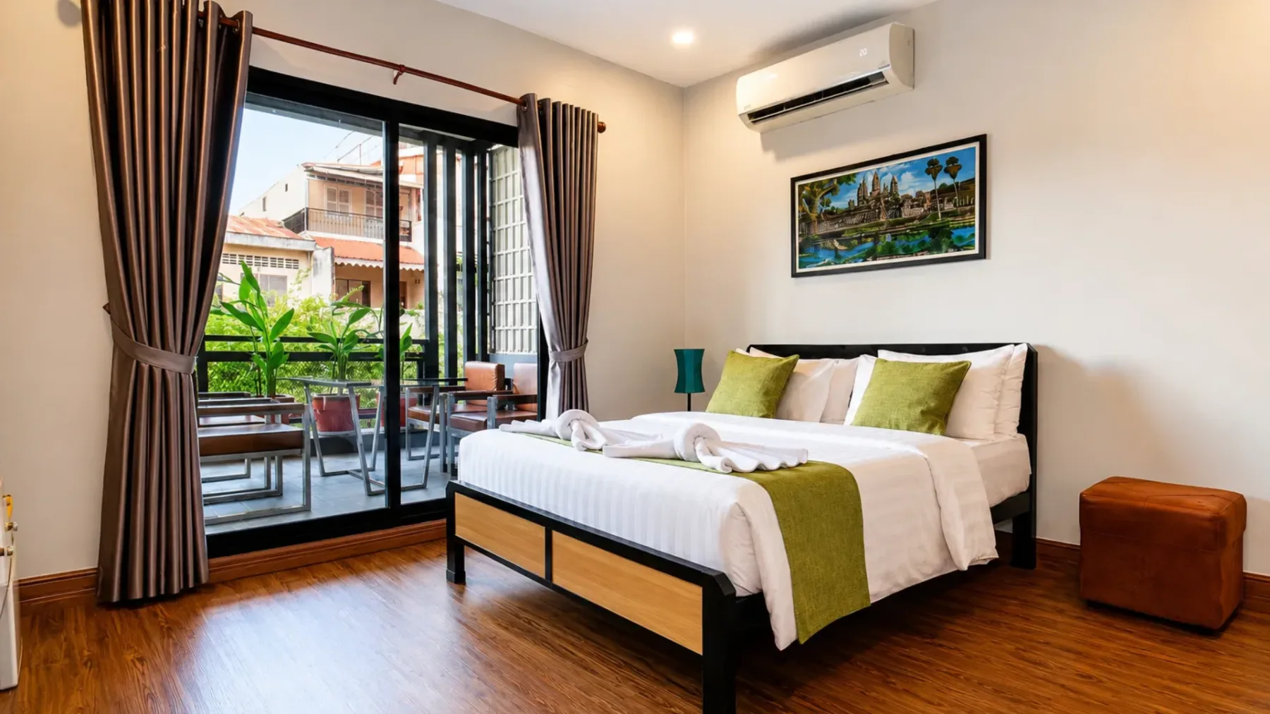 Habitación con balcón y vistas a la ciudad