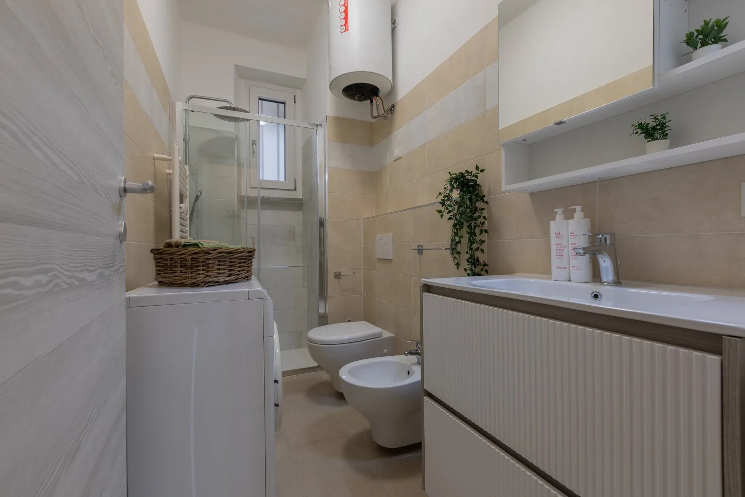 Un baño con ducha de vidrio, inodoro y lavabo.