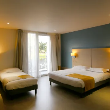 Habitación cuádruple con balcón