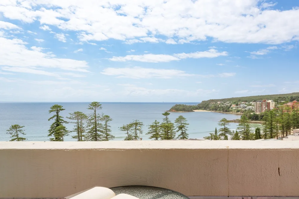 Un balcón con vistas al mar y a la costa.