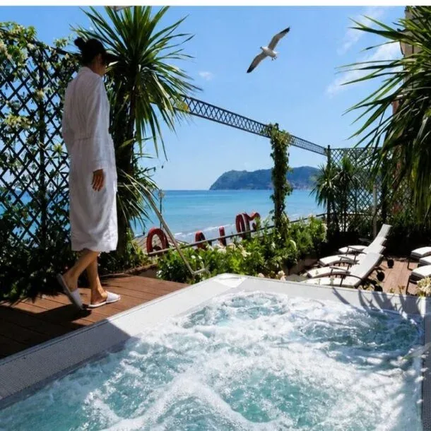Hotel jacuzzi pool