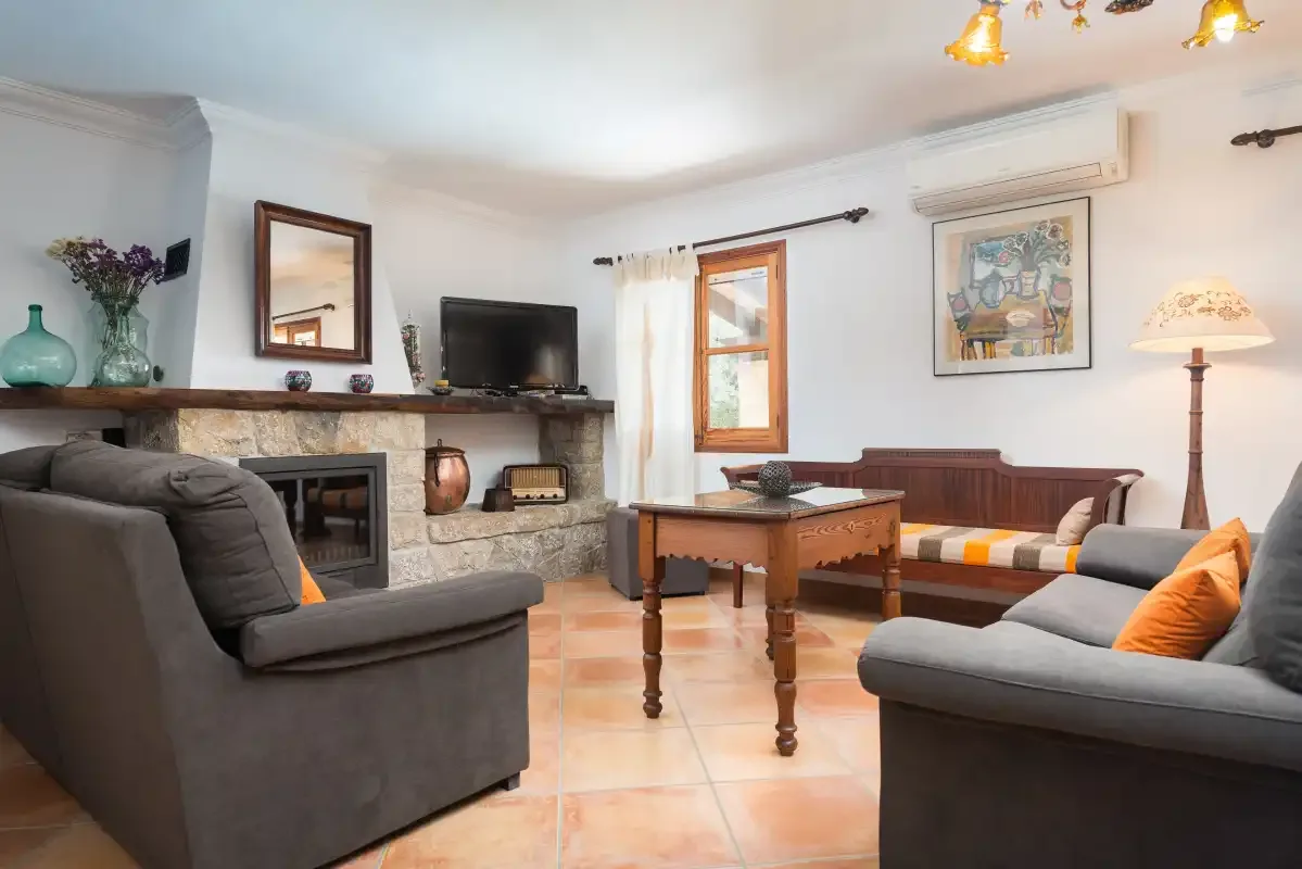 Una sala de estar con sofás, una mesa de centro y una chimenea.