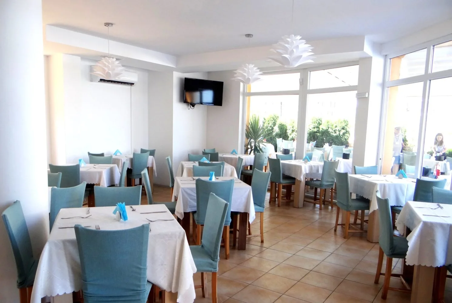 Restaurante principal Orios con terraza