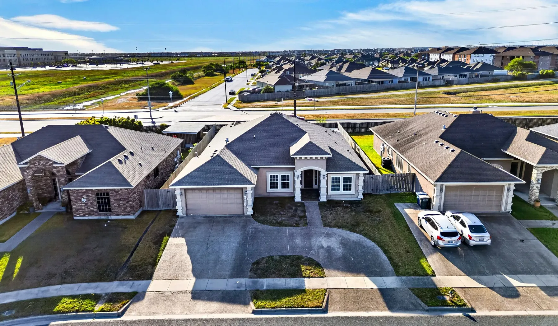 Vista aérea de casas suburbanas junto a una calle residencial.