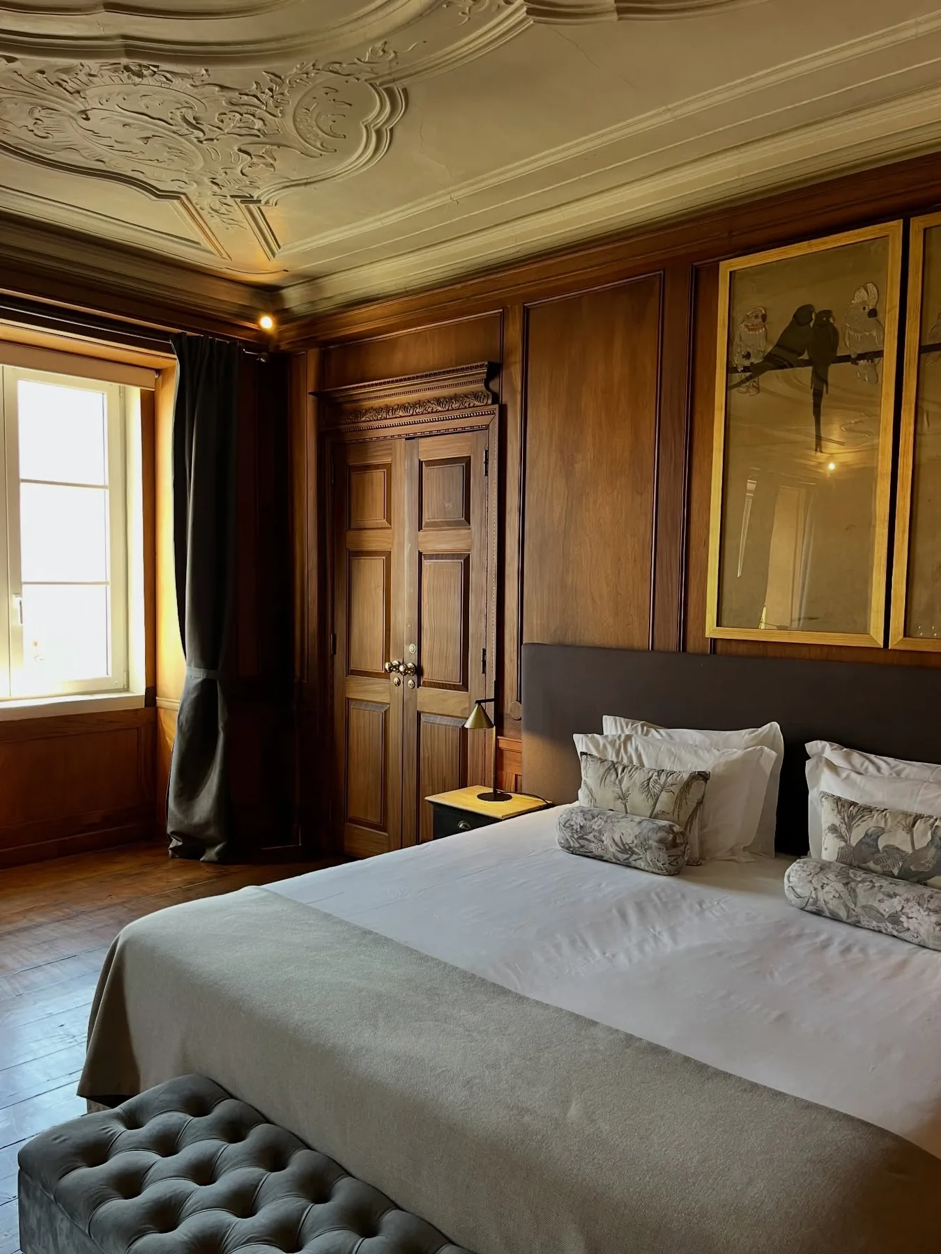 Habitaciones diseñadas individualmente, cada una con su propio carácter, texturas y ambiente.