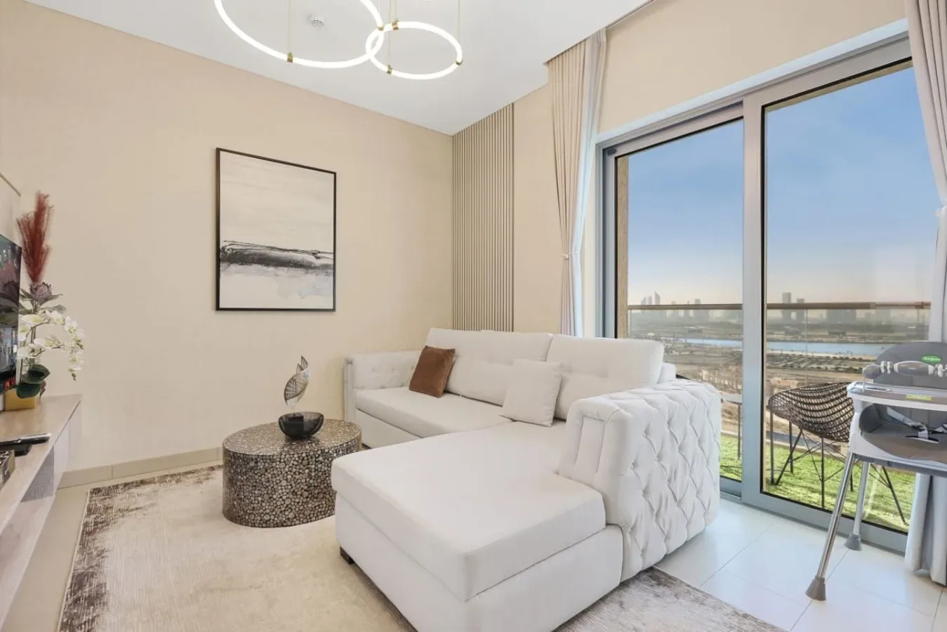 Una sala luminosa con asientos blancos junto a una puerta acristalada grande.