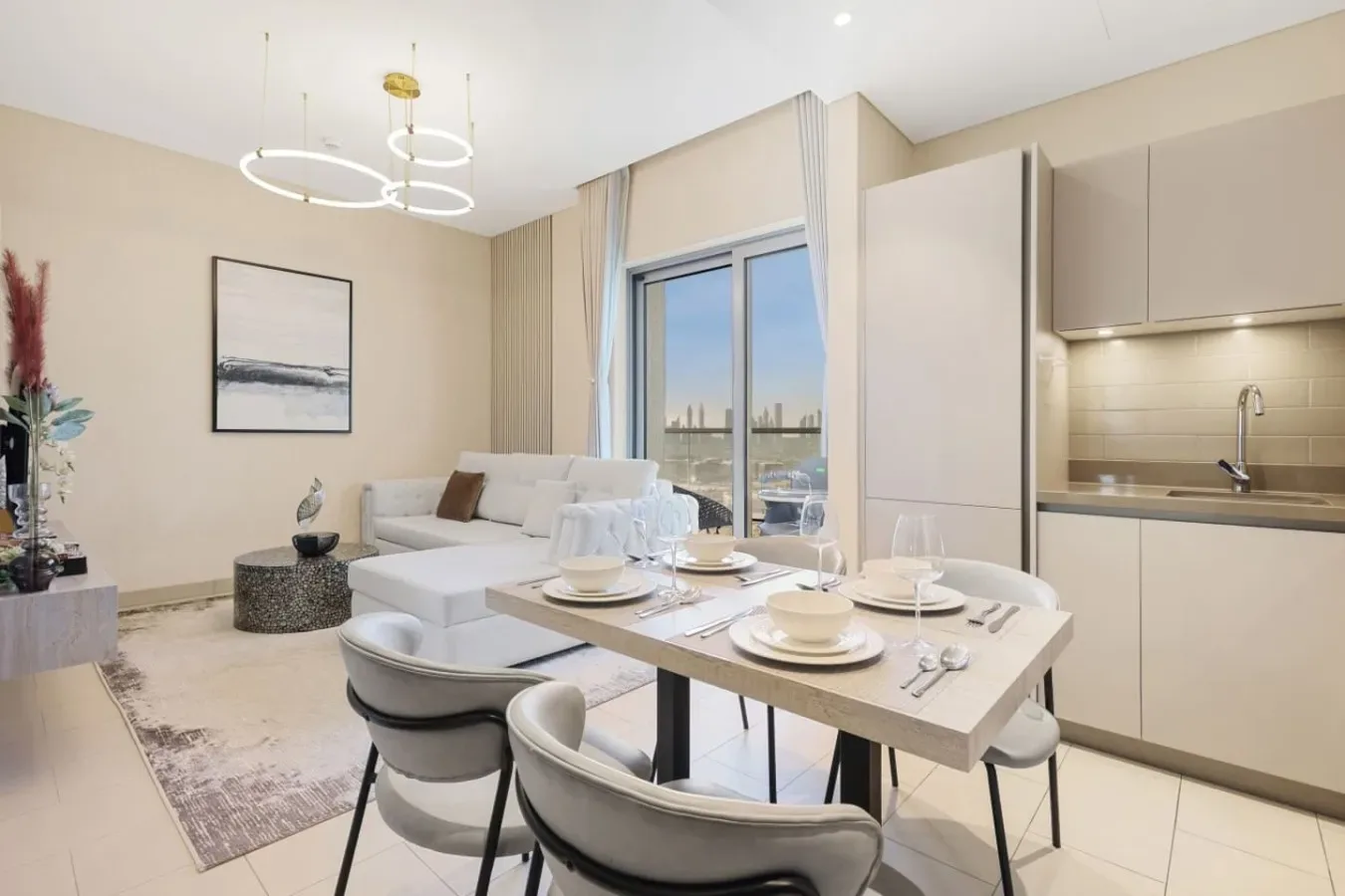 Una luminosa sala de estar y comedor con una mesa puesta junto a la zona de asientos.