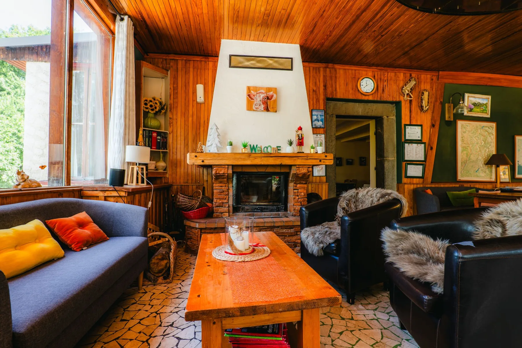 Lounge with fireplace