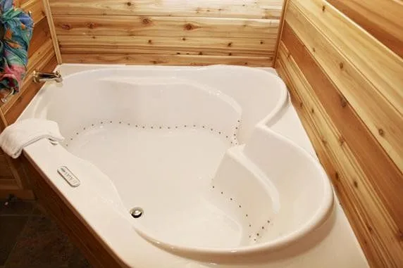 Bañera con chorros de aire en forma de corazón
