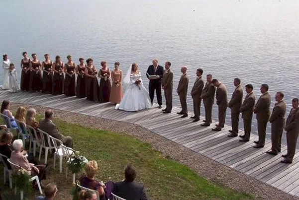 Grupo de boda en el paseo de madera