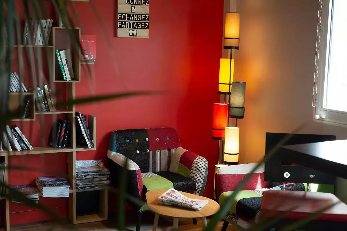 Bar y salón del hotel
