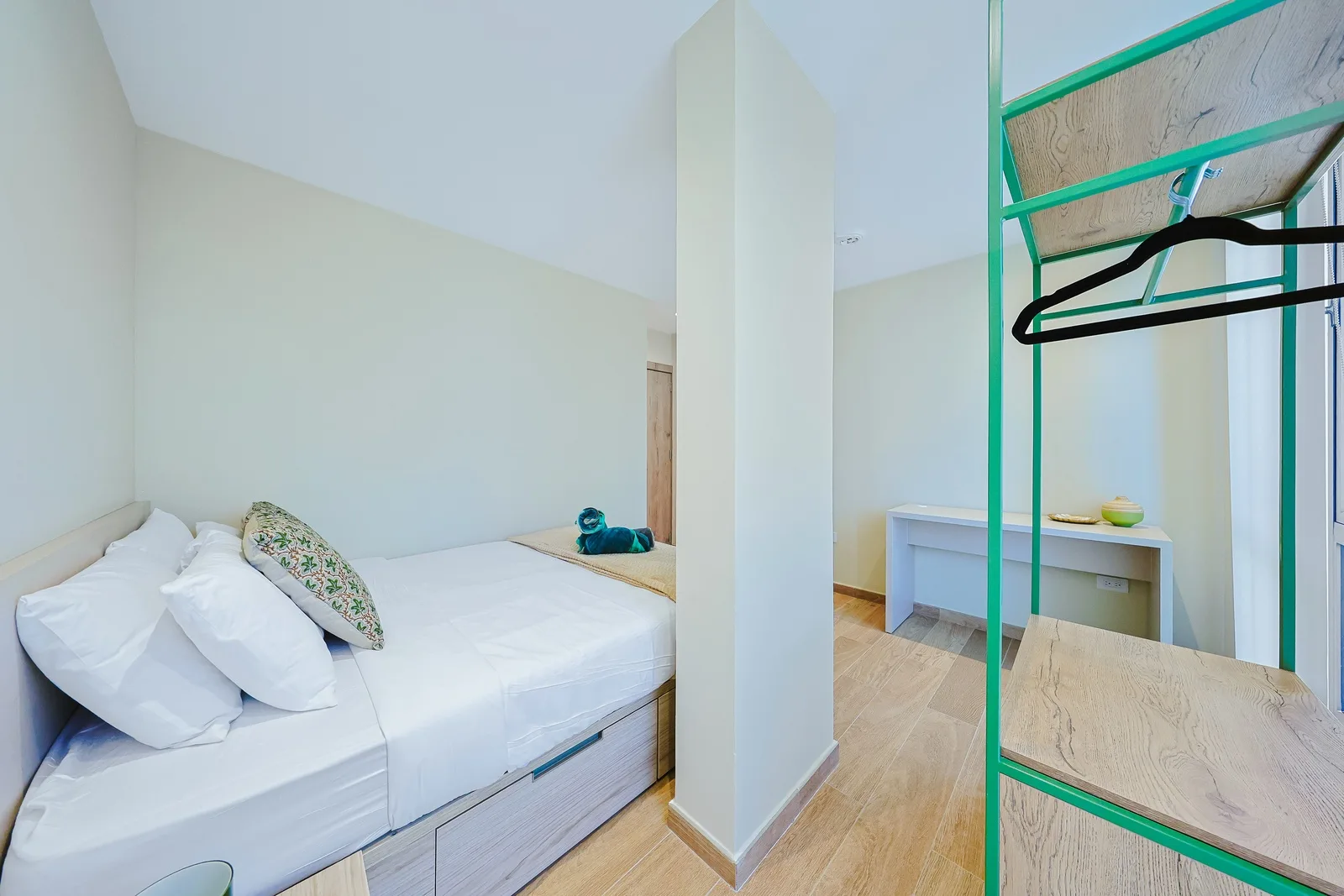 Tucked into its own cozy alcove, the comfortable queen-size bed offers a peaceful space to rest after a day of exploring Aruba. Soft linens, calming neutral tones, and a thoughtfully designed layout create a relaxing atmosphere.