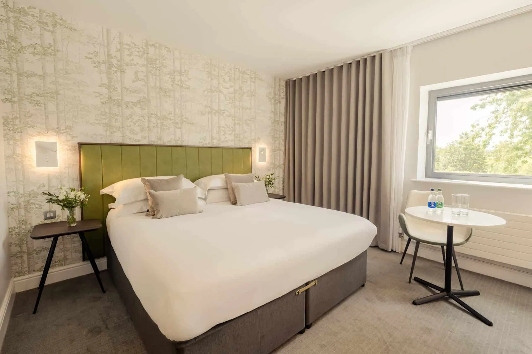 Primer plano de la cama super king en una habitación doble deluxe