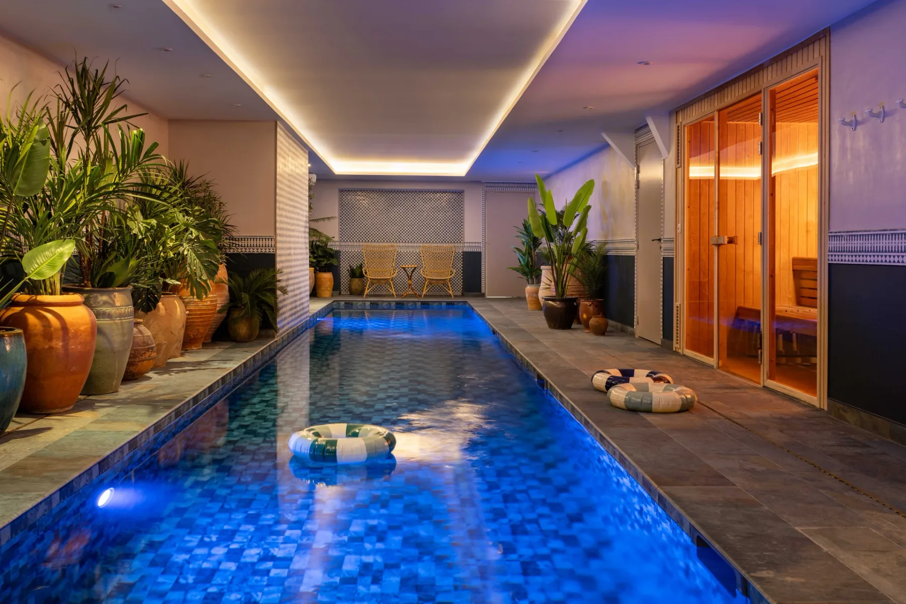 Hôtel Monte Cristo - Piscine intérieure avec ambiance exotique