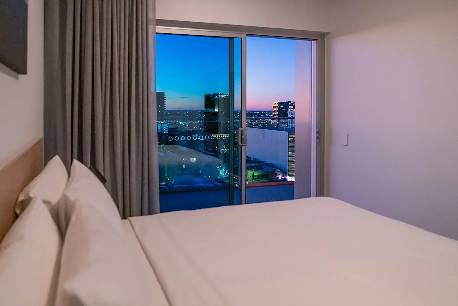 Toms Court Hotel room