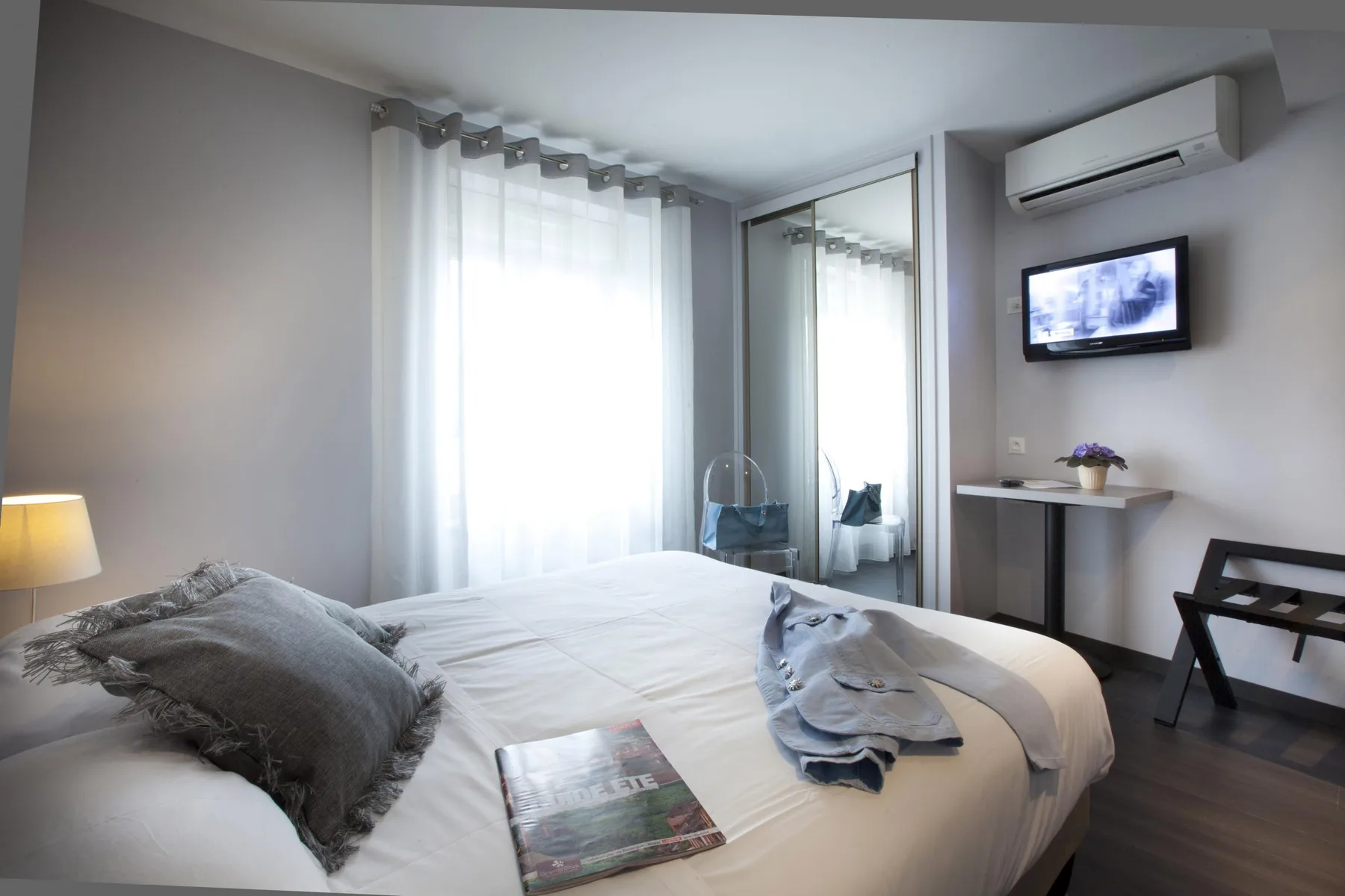 Habitación Cosy con cama y televisión