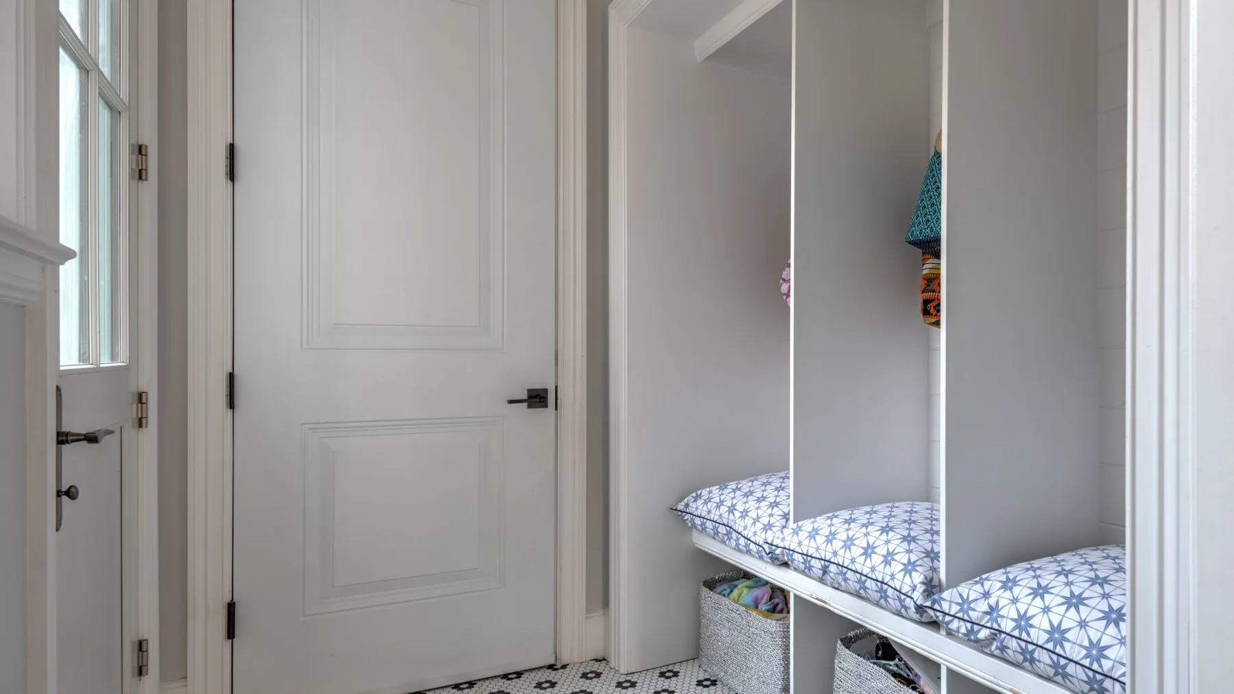 Un dormitorio con una cama bajo una estructura de literas integrada.