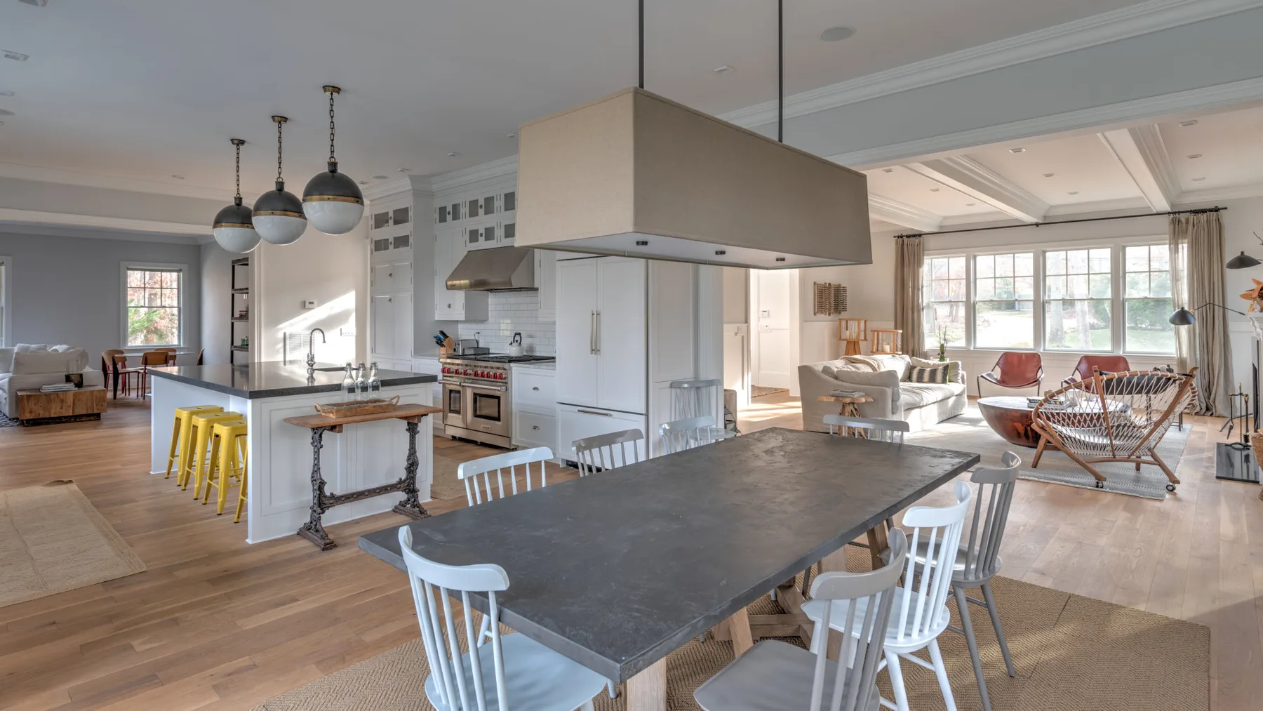 Una cocina y comedor de concepto abierto con una mesa grande e isla.